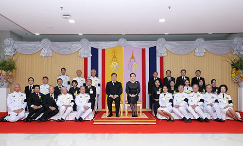 พระบาทสมเด็จพระเจ้าอยู่หัว และสมเด็จพระนางเจ้าฯ พระบรมราชินี เสด็จฯ ไปทรงเปิดพระราชานุสาวรีย์ 